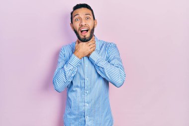 Sakallı, sıradan mavi gömlekli İspanyol bir adam boğularak can çekişiyor ve bağırıyor. Sağlık problemi. Boğulma ve intihar konsepti. 