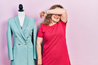 Orta yaşlı beyaz bir kadın, manikinin yanında durup güler yüzlü bir şekilde ellerini göstererek böceği dikizliyordu. Şaşırdım ve çıktım. 