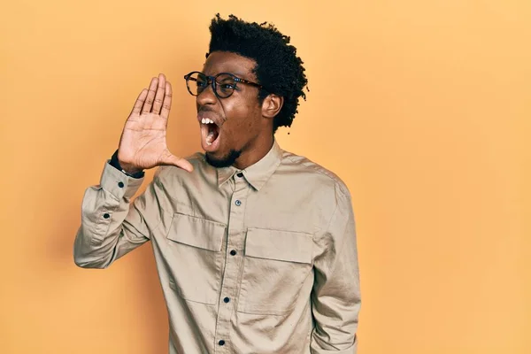 Jeune Homme Afro Américain Portant Des Vêtements Décontractés Des Lunettes — Photo