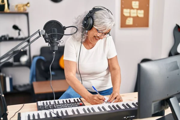 Mujer Mediana Edad Músico Escribiendo Cuaderno Estudio Música — Foto de Stock
