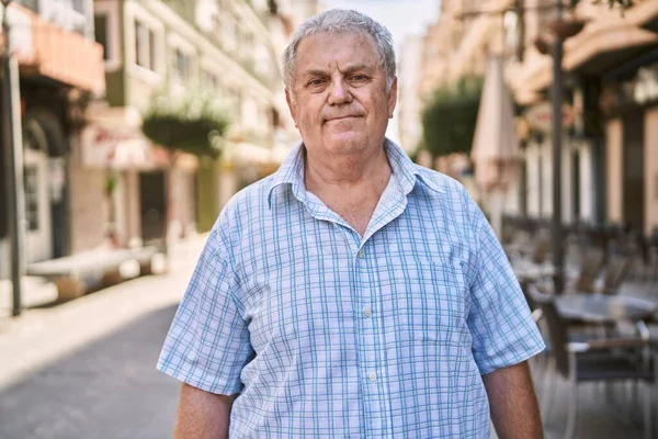 Hombre Pelo Gris Mediana Edad Sonriendo Confiado Caminando Por Calle — Foto de Stock