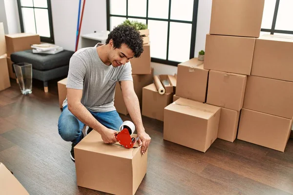 Jonge Latino Man Glimlachen Gelukkig Verpakking Doos Nieuw Huis — Stockfoto
