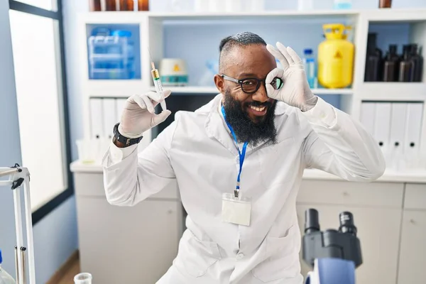 Uomo Afroamericano Che Lavora Presso Laboratorio Scientifico Tenendo Siringa Sorridente — Foto Stock