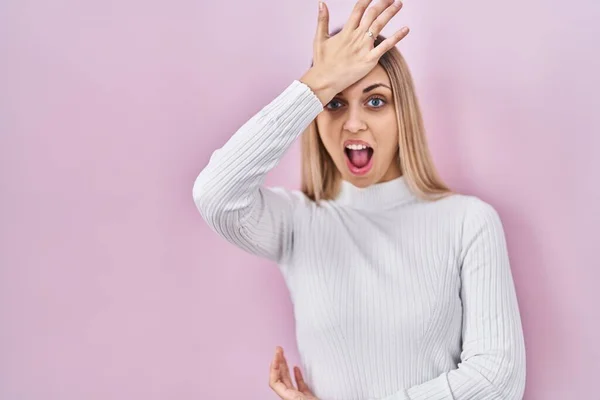 Giovane Donna Bionda Che Indossa Maglione Bianco Sfondo Rosa Sorpreso — Foto Stock