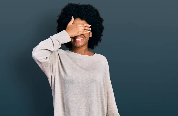 Mujer Afroamericana Joven Vistiendo Ropa Casual Sonriendo Riendo Con Mano —  Fotos de Stock