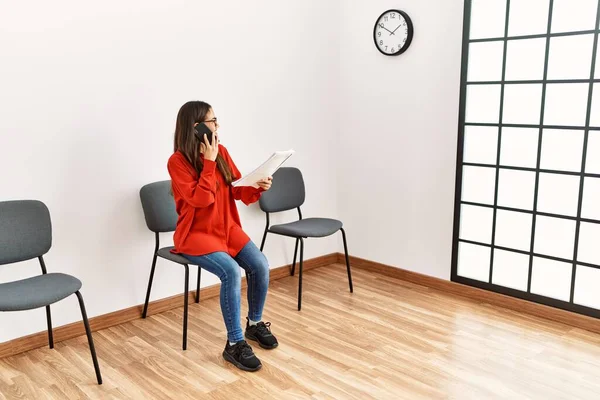 Ung Latinamerikansk Kvinna Talar Smartphone Sitter Stol Väntrummet — Stockfoto