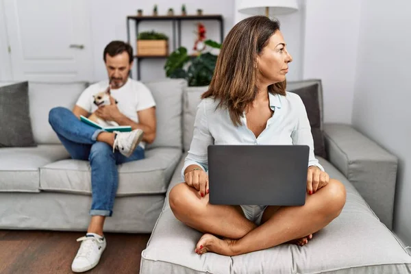 Hispanic Middle Age Couple Home Woman Using Laptop Looking Side — Stok Foto