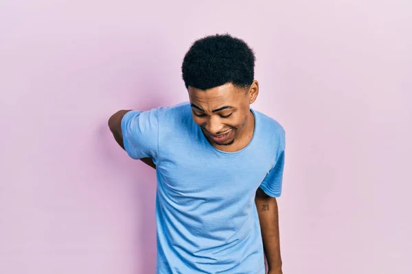 Молодий Афроамериканець Звичайній Блакитній Сорочці Болем Спині Який Торкається Спини — стокове фото