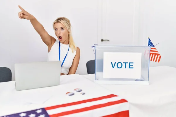 Young Caucasian Woman America Political Campaign Election Pointing Finger Surprised — 스톡 사진