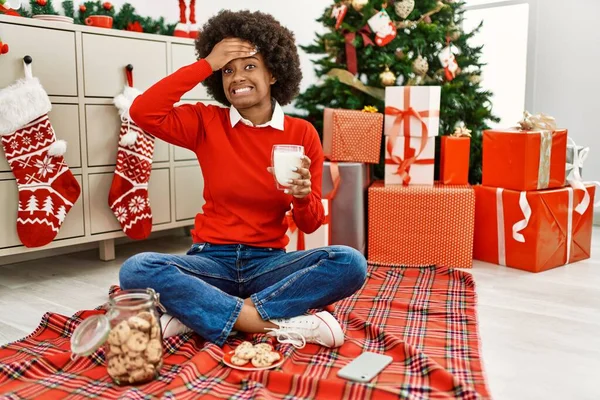 Young African American Woman Afro Hair Eating Pastries Sitting Christmas — Stok fotoğraf