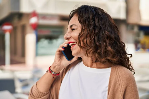 Middelbare Leeftijd Spaanse Vrouw Spreekt Aan Telefoon Buiten — Stockfoto