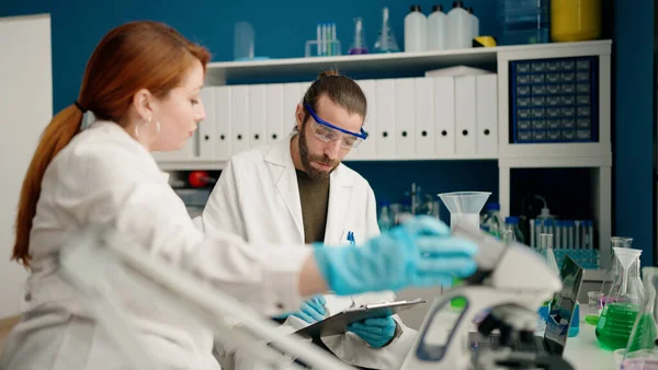 Homme Femme Portant Uniforme Scienciste Écrivant Sur Presse Papiers Laboratoire — Photo