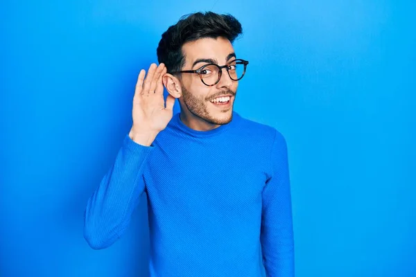 Joven Hispano Vestido Con Ropa Casual Gafas Sonriendo Con Mano —  Fotos de Stock