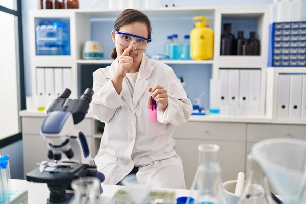 Hispanic Girl Syndrome Working Scientist Laboratory Smelling Something Stinky Disgusting — Stock fotografie