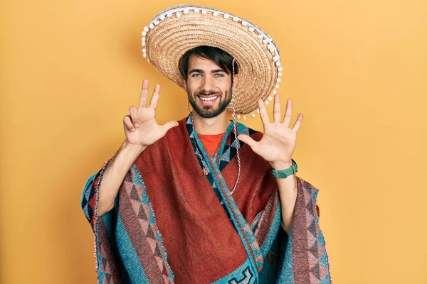 Jovem Hispânico Segurando Chapéu Mexicano Mostrando Apontando Para Cima Com — Fotografia de Stock