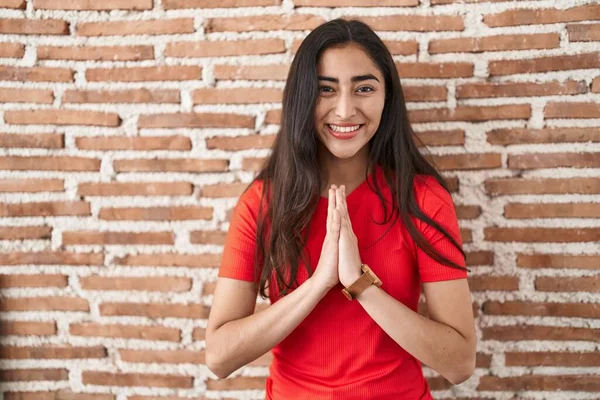 Genç Kız Tuğla Duvarın Üzerinde Duruyor Ellerinin Birarada Dua Ederek — Stok fotoğraf