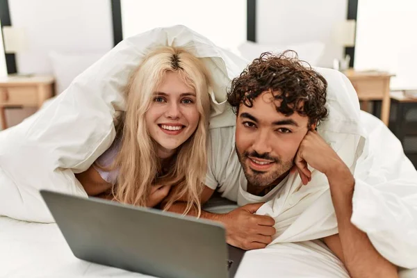 Young Couple Lying Bed Laptop Smiling — Stok fotoğraf