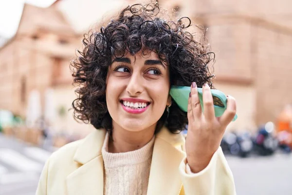 Young Middle East Woman Excutive Smiling Confident Listening Audio Message — Foto de Stock