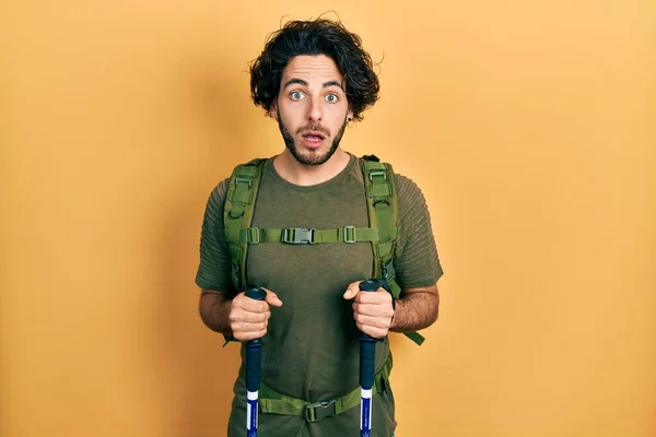 Bonito Homem Hispânico Usando Mochila Segurando Postes Trekking Com Medo — Fotografia de Stock