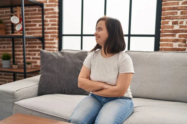 Syndrome Woman Sitting Sofa Arms Crossed Gesture Home — ストック写真