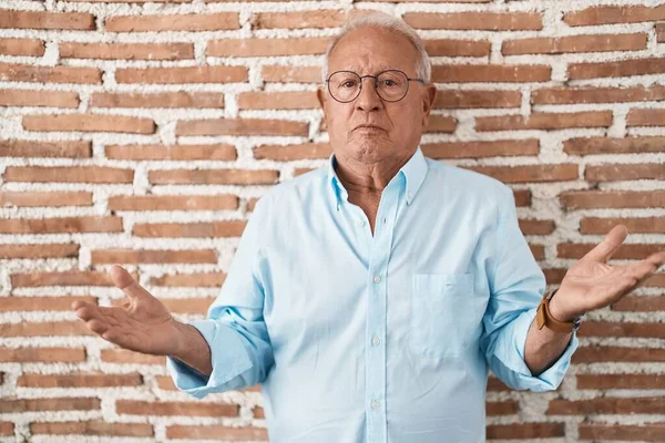 Senior Man Grey Hair Standing Bricks Wall Clueless Confused Open — Stockfoto