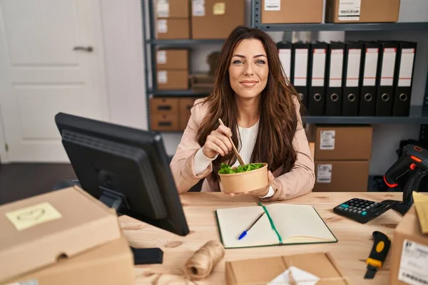 Young Hispanic Woman Ecommerce Business Worker Eating Salad Office — Stock Photo, Image