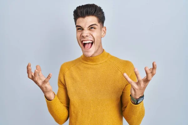 Mladý Hispánec Stojící Nad Modrým Pozadím Šílený Šílený Křičící Křičící — Stock fotografie