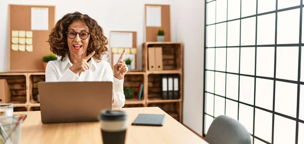 Middle Age Hispanic Woman Working Office Wearing Glasses Smiling Looking — 图库照片