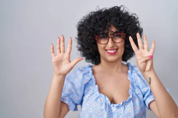 Junge Brünette Frau Mit Lockigem Haar Trägt Eine Brille Über — Stockfoto