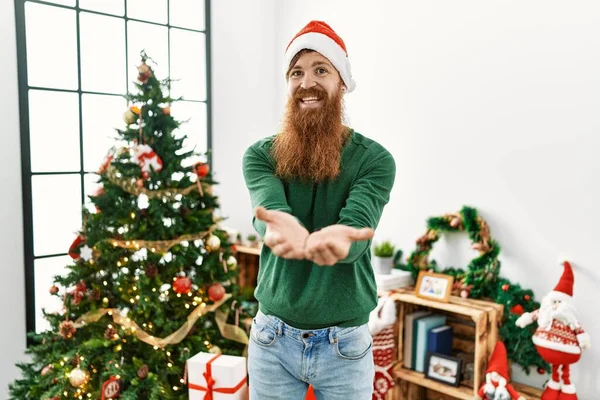 Rothaariger Mann Mit Langem Bart Weihnachtsmütze Weihnachtsbaum Lächelnd Mit Handflächen — Stockfoto