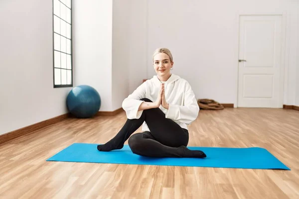 Joven Chica Rubia Sonriendo Feliz Haciendo Yoga Centro Deportivo —  Fotos de Stock