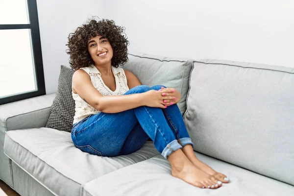 Joven Mujer Oriente Medio Sonriendo Confiado Sentado Sofá Casa —  Fotos de Stock