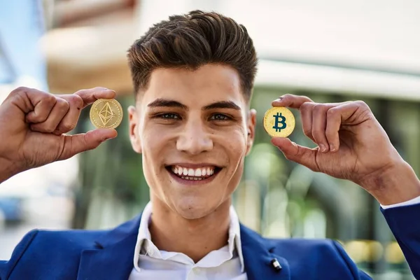 Jeune Homme Souriant Confiant Tenant Bitcoin Ethereum Rue — Photo