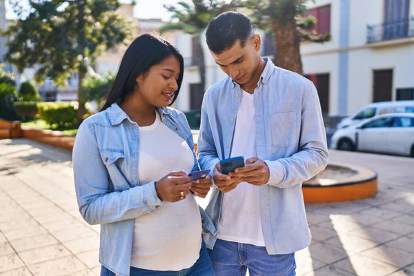 Νεαρό Latin Ζευγάρι Περιμένει Μωρό Χρησιμοποιώντας Smartphone Και Πιστωτική Κάρτα — Φωτογραφία Αρχείου