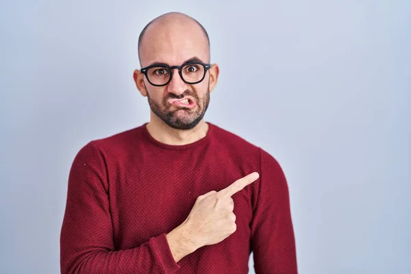 Jovem Careca Com Barba Sobre Fundo Branco Usando Óculos Apontando — Fotografia de Stock