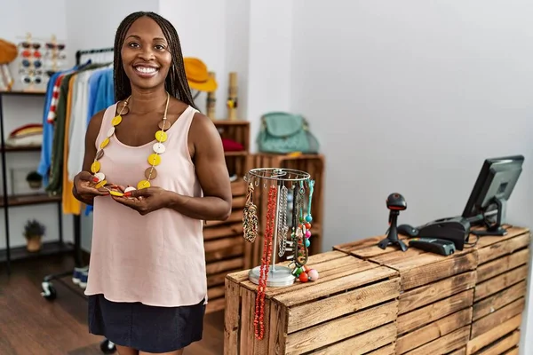Νεαρή Αφρο Αμερικανίδα Πελάτισσα Χαμογελαστή Χαρούμενη Φορώντας Κολιέ Στο Κατάστημα — Φωτογραφία Αρχείου