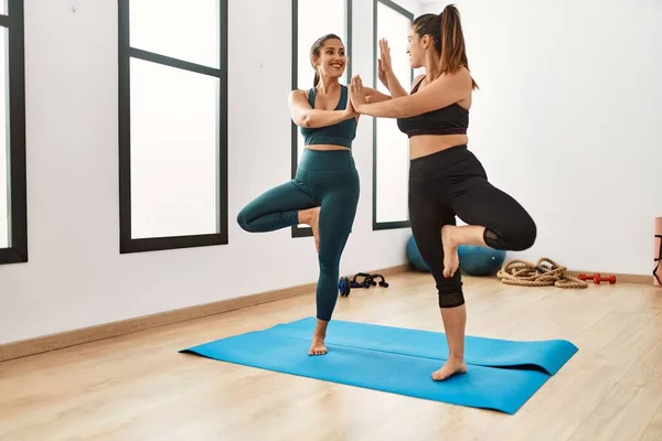 Deux Femmes Souriant Yoga Entraînement Confiant Centre Sportif — Photo