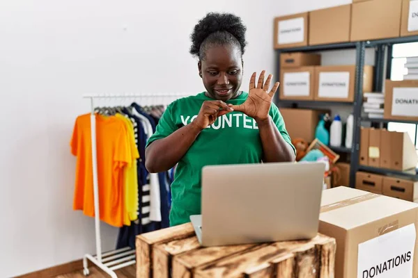 Jeune Femme Afro Américaine Portant Uniforme Bénévole Parlant Langage Des — Photo