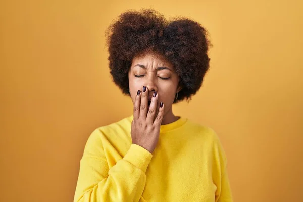 Sarı Arka Planda Dikilen Afro Amerikalı Genç Bir Kadın Ağzını — Stok fotoğraf
