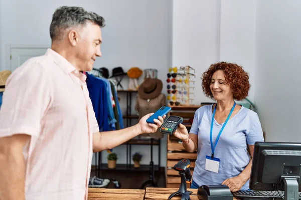 Hombre Mujer Mediana Edad Sonriendo Confiados Pagando Con Teléfono Inteligente — Foto de Stock