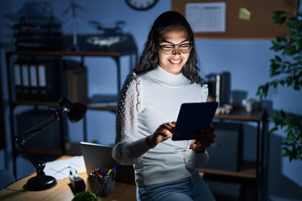 Jovem Brasileira Usando Touchpad Noite Trabalhando Escritório Com Sorriso Feliz — Fotografia de Stock