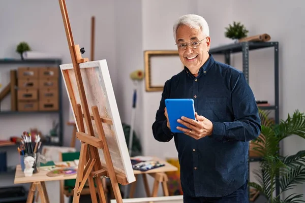 Senior Man Using Touchpad Drawing Art Studio — Stock fotografie