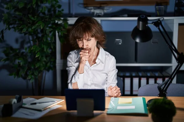 Mujer Mediana Edad Que Trabaja Oficina Por Noche Sintiéndose Mal —  Fotos de Stock