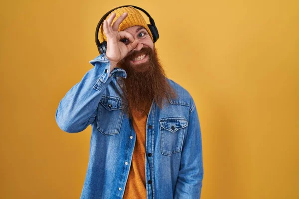 Caucasian Man Long Beard Listening Music Using Headphones Doing Gesture — Φωτογραφία Αρχείου