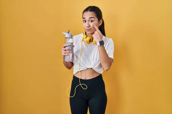 Ung Sydasiatisk Kvinna Bär Sportkläder Dricksvatten Pekar Ögat Titta Dig — Stockfoto