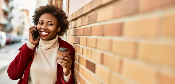 Hermosa Mujer Afroamericana Negocios Con Cabello Afro Sonriendo Feliz Seguro — Foto de Stock