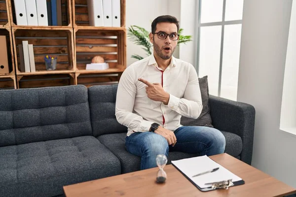 Young Hispanic Man Beard Working Consultation Office Surprised Pointing Finger — Stock Photo, Image