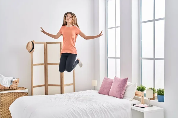 Adorable Chica Sonriendo Confiado Saltando Cama Dormitorio — Foto de Stock