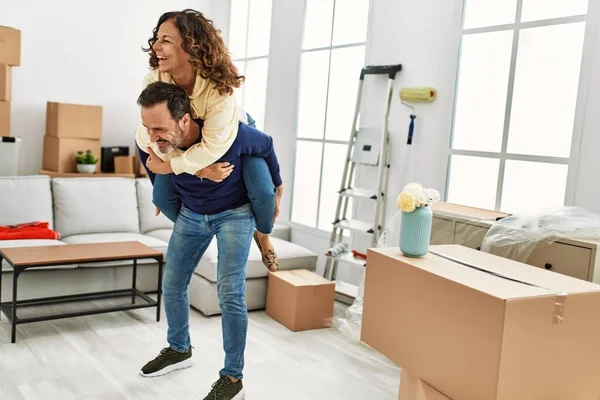 Mann Hält Frau Neuen Zuhause Auf Dem Rücken — Stockfoto