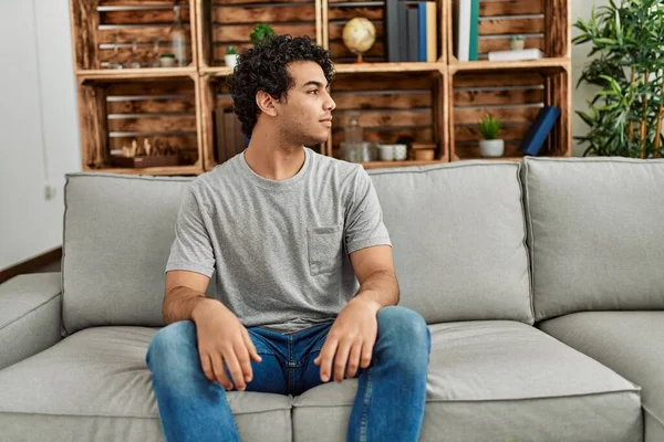 Junger Hispanischer Mann Lässiger Kleidung Sitzt Hause Auf Dem Sofa — Stockfoto